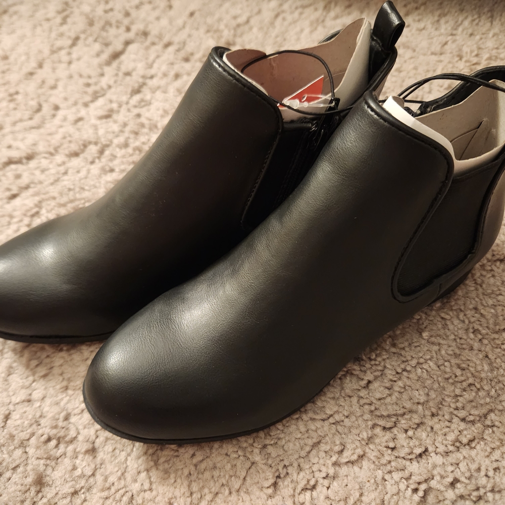 NWT Women's American Rag "Adesyre" Chelsea Black Boots Low Heel Zip Size 7.5M